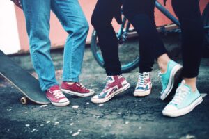 cach-phoi-do-voi-sneaker